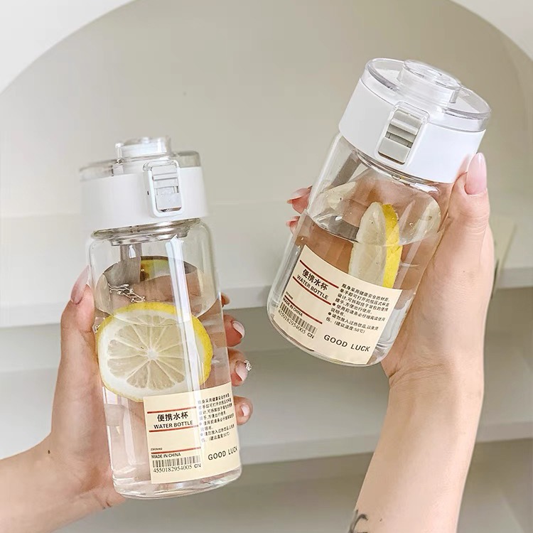 Bình nhựa đựng nước muji trong suốt 350ml, 550ml, 800ml cao cấp nắp chống tràn có quai đeo.