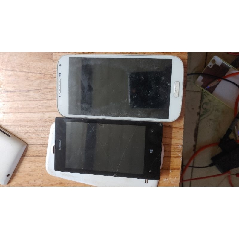 1 cập xác nokia và ss s4 như hình máy ko pin