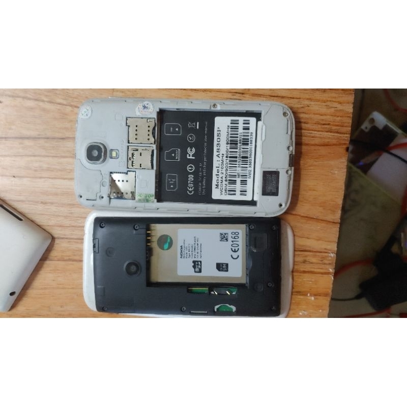 1 cập xác nokia và ss s4 như hình máy ko pin