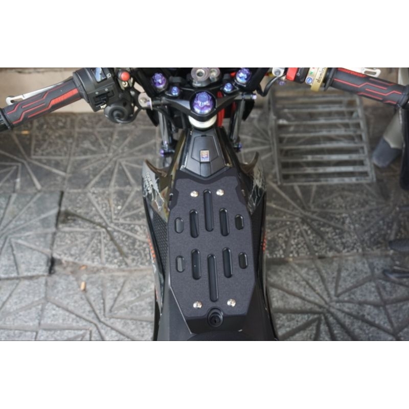 MẶT NHÔM THAY THẾ CHO BAGA TRƯỚC RAIDER FI150 siêu gọn PVTECHNIK