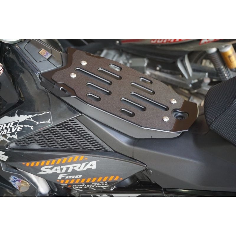 MẶT NHÔM THAY THẾ CHO BAGA TRƯỚC RAIDER FI150 siêu gọn PVTECHNIK