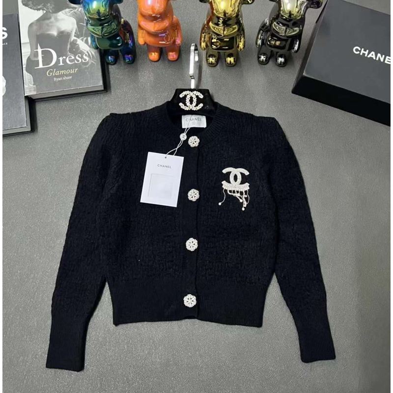 Áo len xốp đính tag C.N QCCC