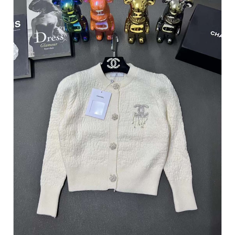 Áo len xốp đính tag C.N QCCC