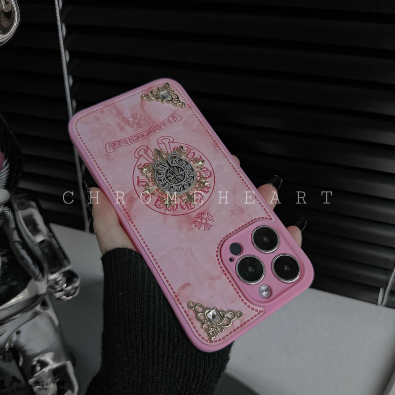 Ốp lưng da mềm hồng CH RO ME HEA RT ĐÍNH ĐÁ cạnh vuông chống bẩn cho i phone 7 đến 15promax