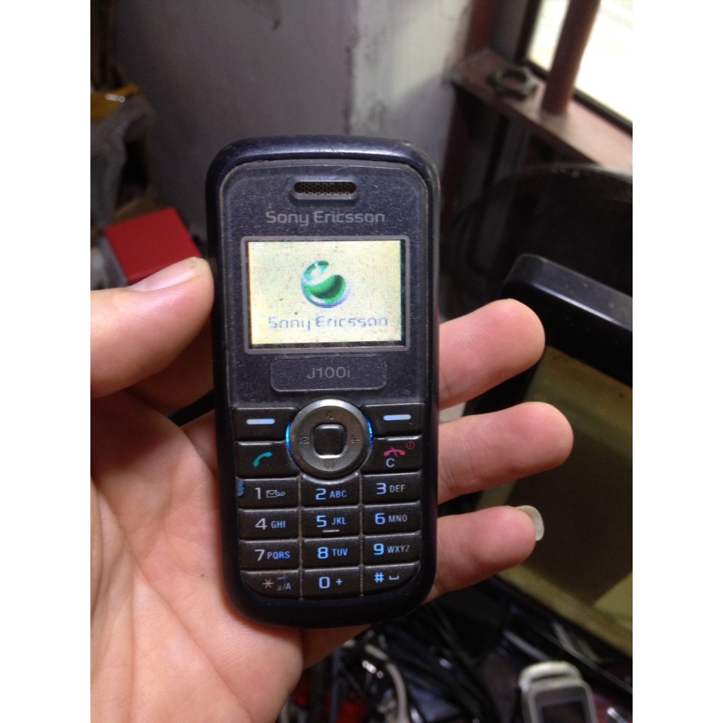 Xác SONY Ericsson J100i màn còn khá, nhận sjm có sóng, bin yếu không tét được thêm gì, ae mua tét tiếp, máy k bin