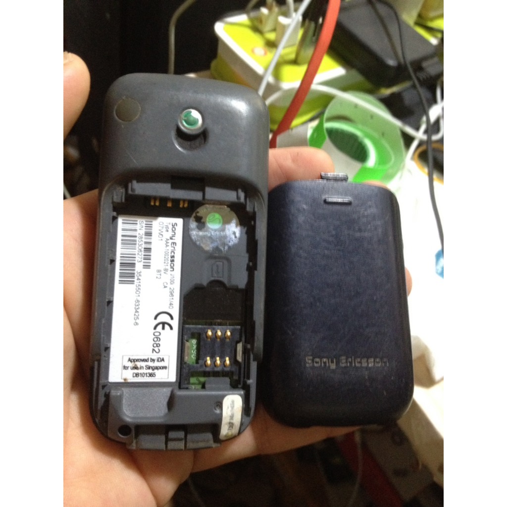 Xác SONY Ericsson J100i màn còn khá, nhận sjm có sóng, bin yếu không tét được thêm gì, ae mua tét tiếp, máy k bin