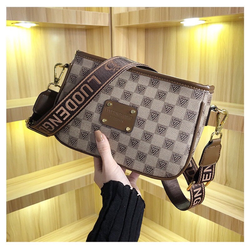 Túi đeo chéo hoạ tiết ô vuông