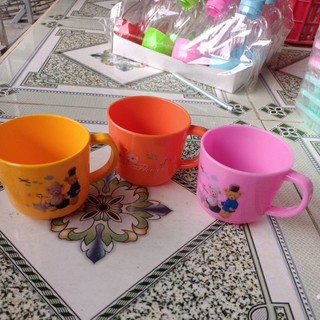 tách nhựa uống nước
