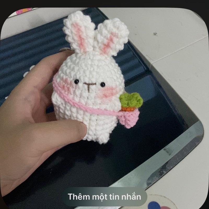 Móc khoá thỏ con đeo túi cà rốt siêu cute bằng len handmade 🐰