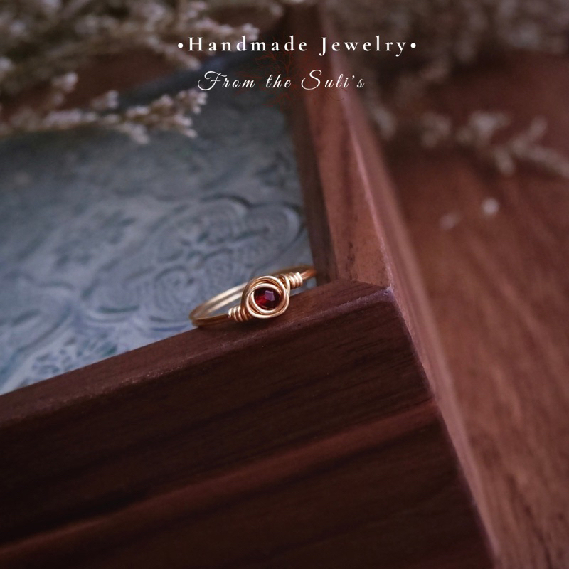 Nhẫn nữ đá quấn tròn thủ công, handmade