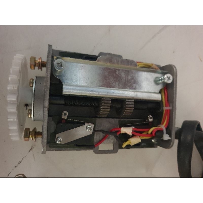 Hành trình motor ngoài dùng kẹp tăng chỉnh nhông 30 răng