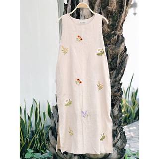 Đầm sát nách Linen Tưng premium thêu tay hoa rơi - Nhà Của Moon