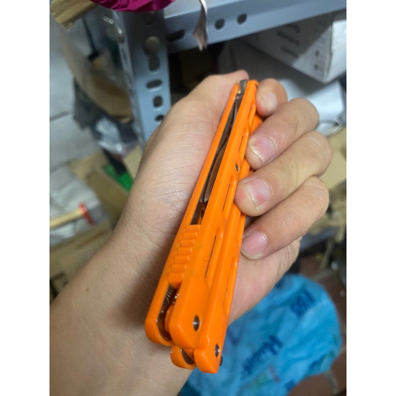 Rọc thùng hàng khui bia cờ lê Vạn Gia