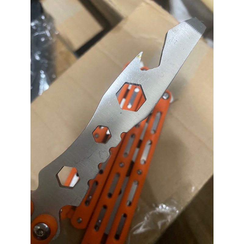 Rọc thùng hàng khui bia cờ lê Vạn Gia