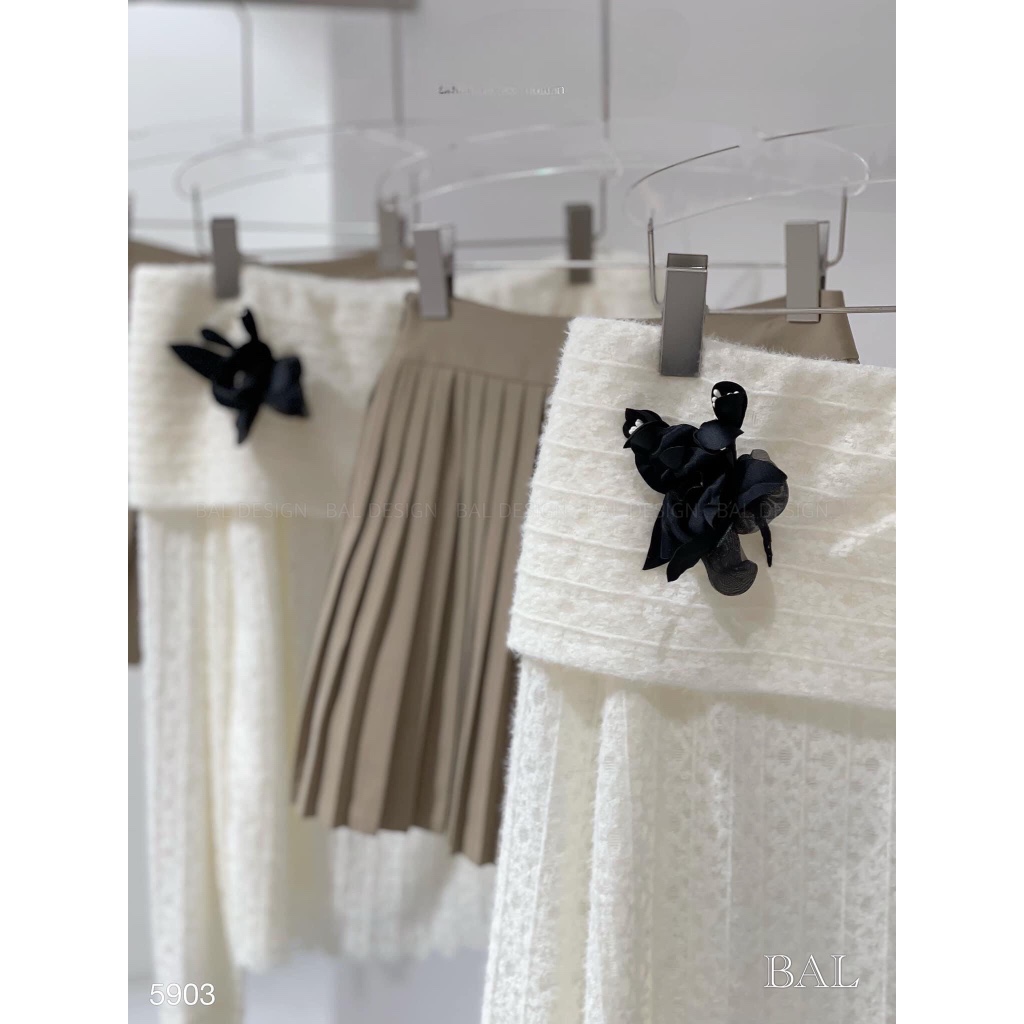 Set áo len ren trễ vai mix chân váy xếp dập ly kèm tag hoa tiểu thư