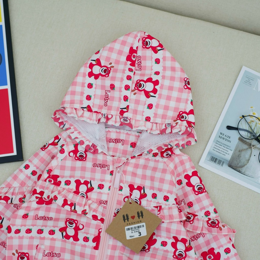 Áo khoác gió gấu dâu lotso hottrend 2 lớp xih yêu cho bé gái 8-18kg