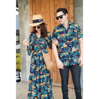 Đồ đôi nam nữ đi biển với váy maxi in hoa nhiệt đới phối cùng sơ mi nam cùng loại vải