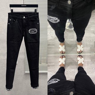 Quần jean bò nam CD slimfit đen trơn dập logo đùi phối xắn gấu vân chữ monogram trắng dáng basic QJ358P
