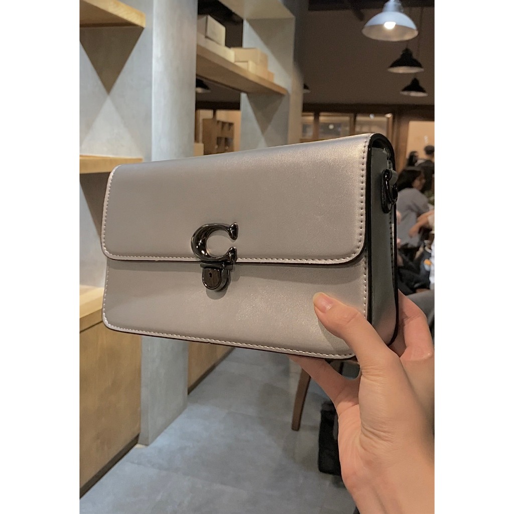 Túi c0ah STUDIO BAGUETTE loại 2 dây: 1 dây cắp nách, 1 dây đeo chéo