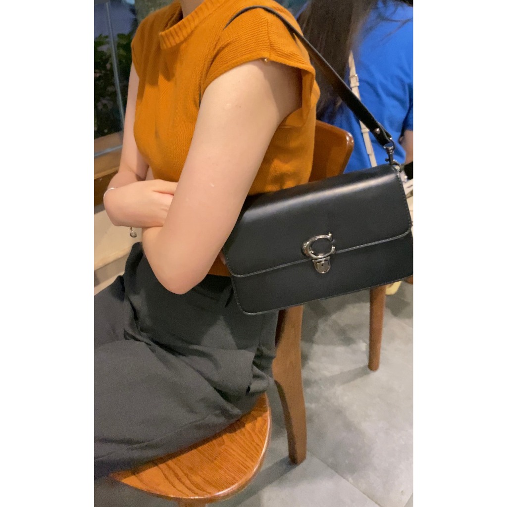 Túi c0ah STUDIO BAGUETTE loại 2 dây: 1 dây cắp nách, 1 dây đeo chéo