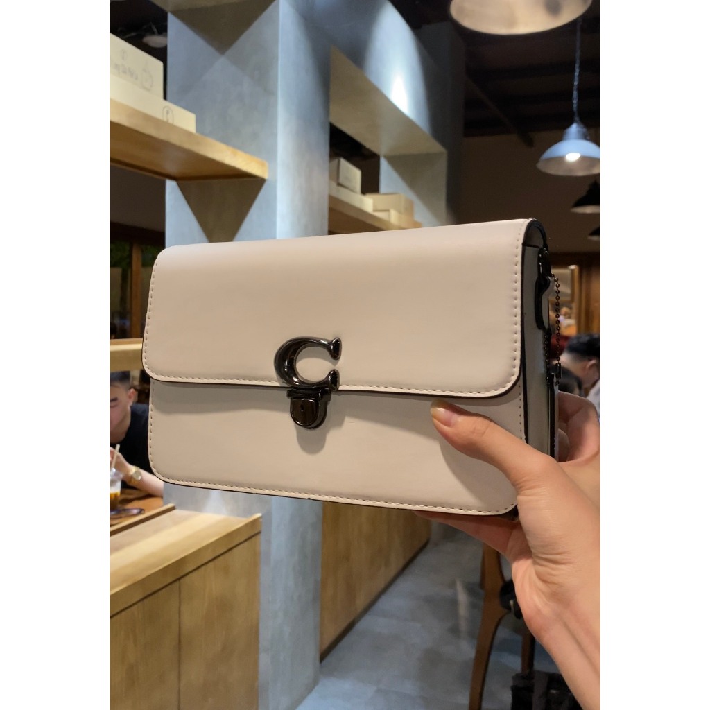 Túi c0ah STUDIO BAGUETTE loại 2 dây: 1 dây cắp nách, 1 dây đeo chéo