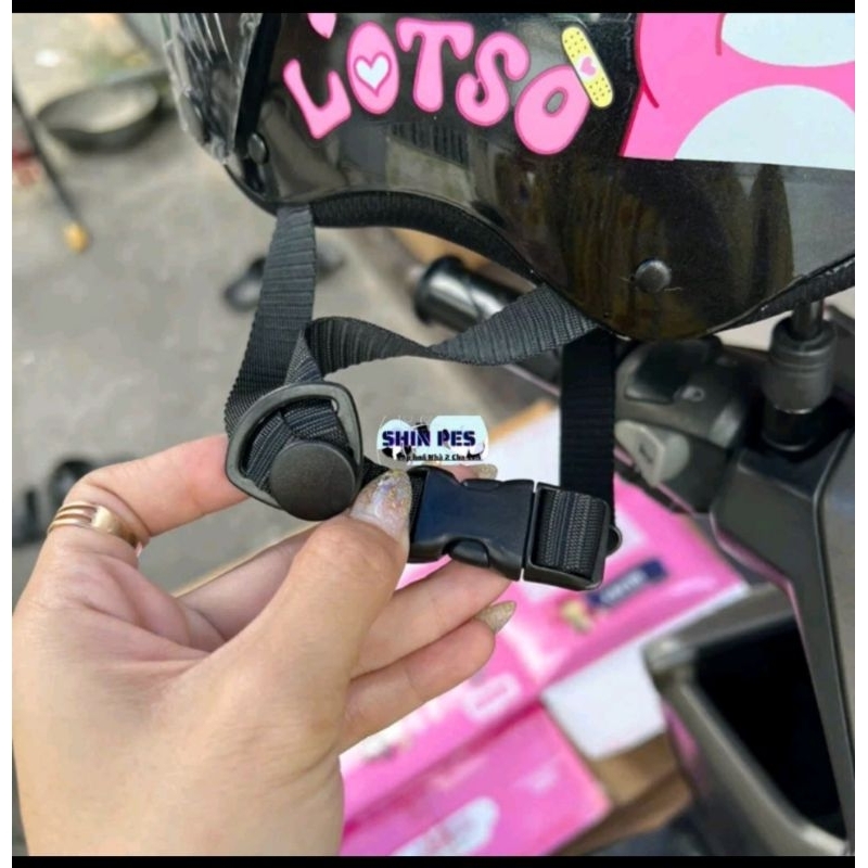 Nón bảo hiểm đuôi nhọn hình gấu dâu size từ 18 tuổi trở lên  tặng kèm tai mèo cute