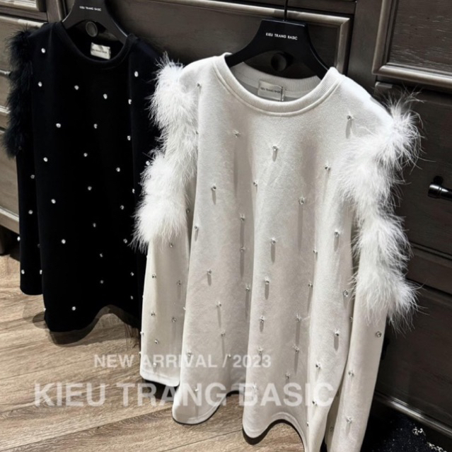 CAILYBOUTIQUE | Áo nỉ khoét vai pha lông đính đá dáng rộng sang chảnh