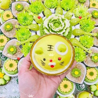 Đĩa tròn đựng bánh bao, trầu cau bày mâm cúng
