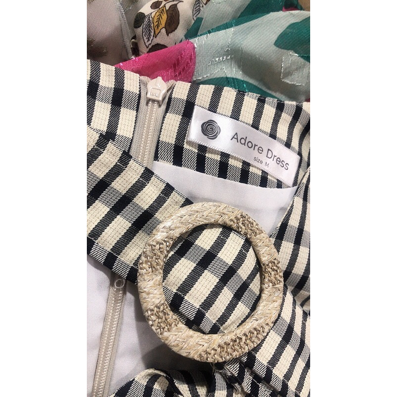 Váy ADORE s kèm đai dời.