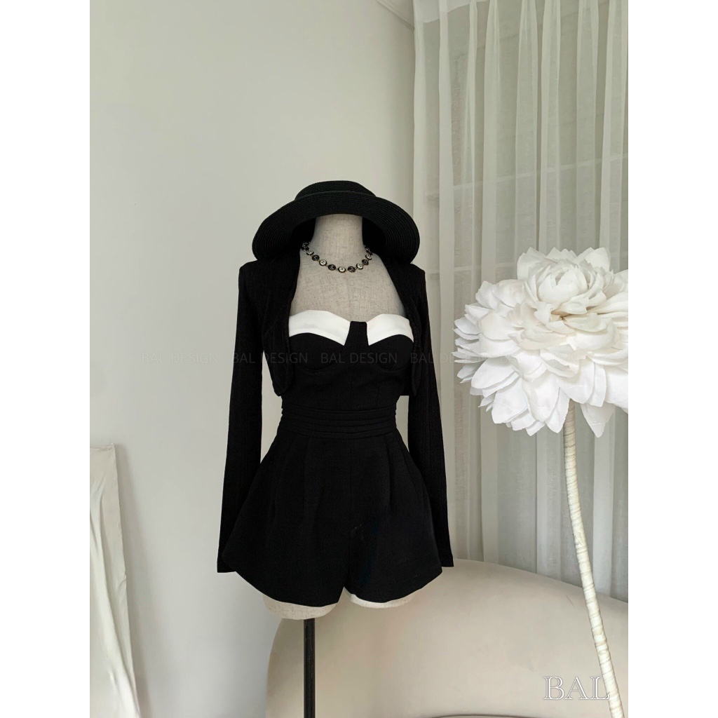 Set jumsuit cup ngực viền trắng kèm áo khoác