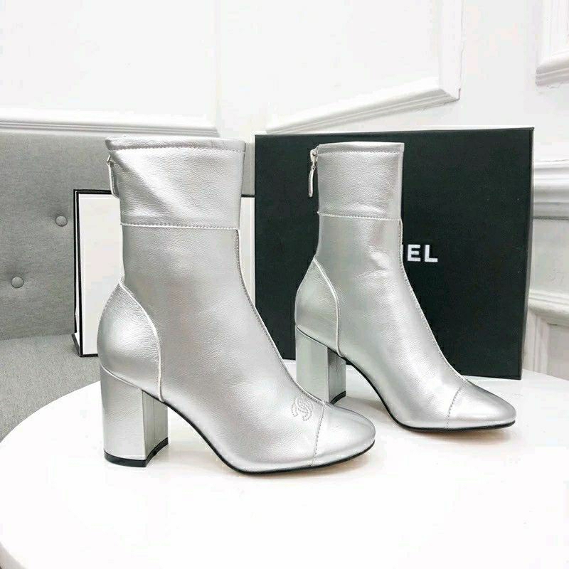 Boots ngắn Chà neo da bóng mũi tròn gót trụ 7p trắng đen bạc