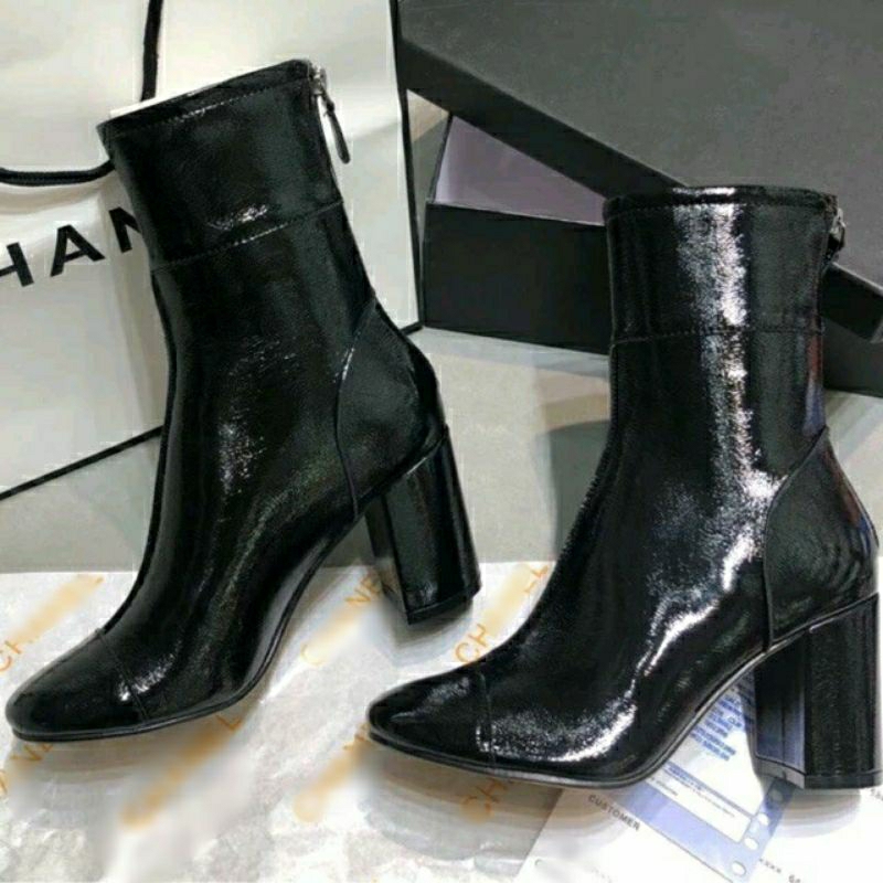 Boots ngắn Chà neo da bóng mũi tròn gót trụ 7p trắng đen bạc