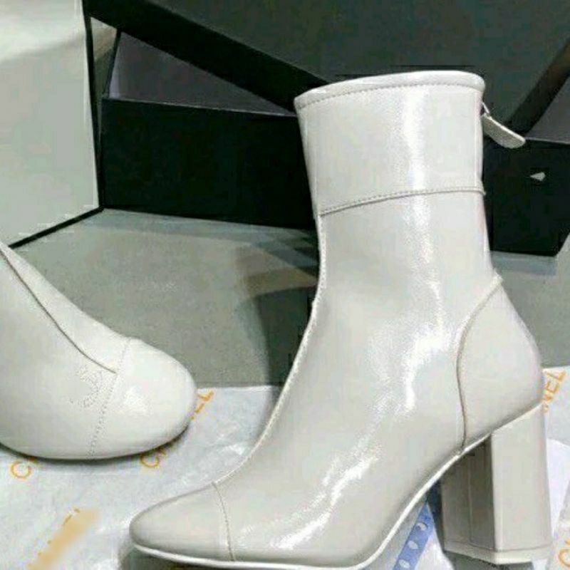 Boots ngắn Chà neo da bóng mũi tròn gót trụ 7p trắng đen bạc