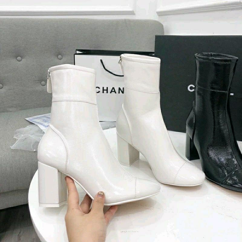 Boots ngắn Chà neo da bóng mũi tròn gót trụ 7p trắng đen bạc