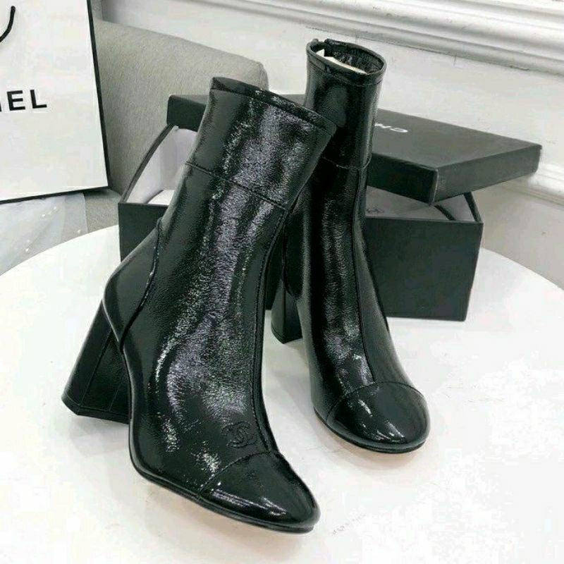 Boots ngắn Chà neo da bóng mũi tròn gót trụ 7p trắng đen bạc