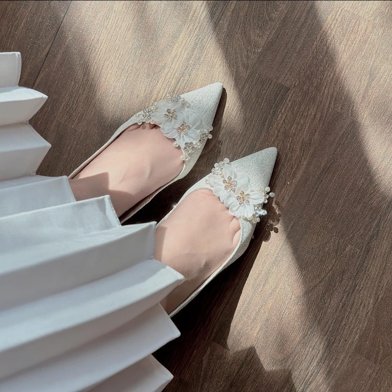 Giày cao gót màu trắng, giày cưới 2023