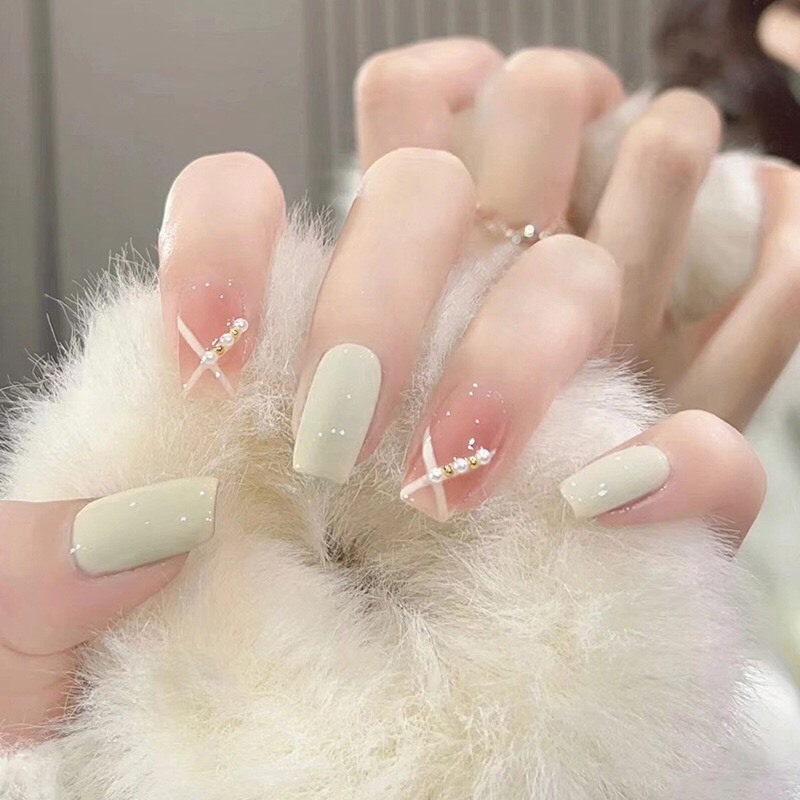 Móng tay giả màu trắng hồng đính ngọc trai đẹp dễ thương, Nailbox cô dâu đẹp sang trọng, Nail xinh, Shyn House Nail