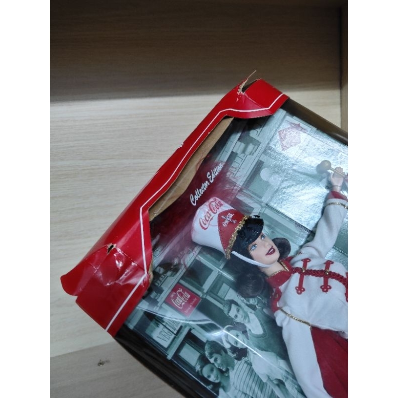 Búp bê barbie Cocacola hộp móp nặng