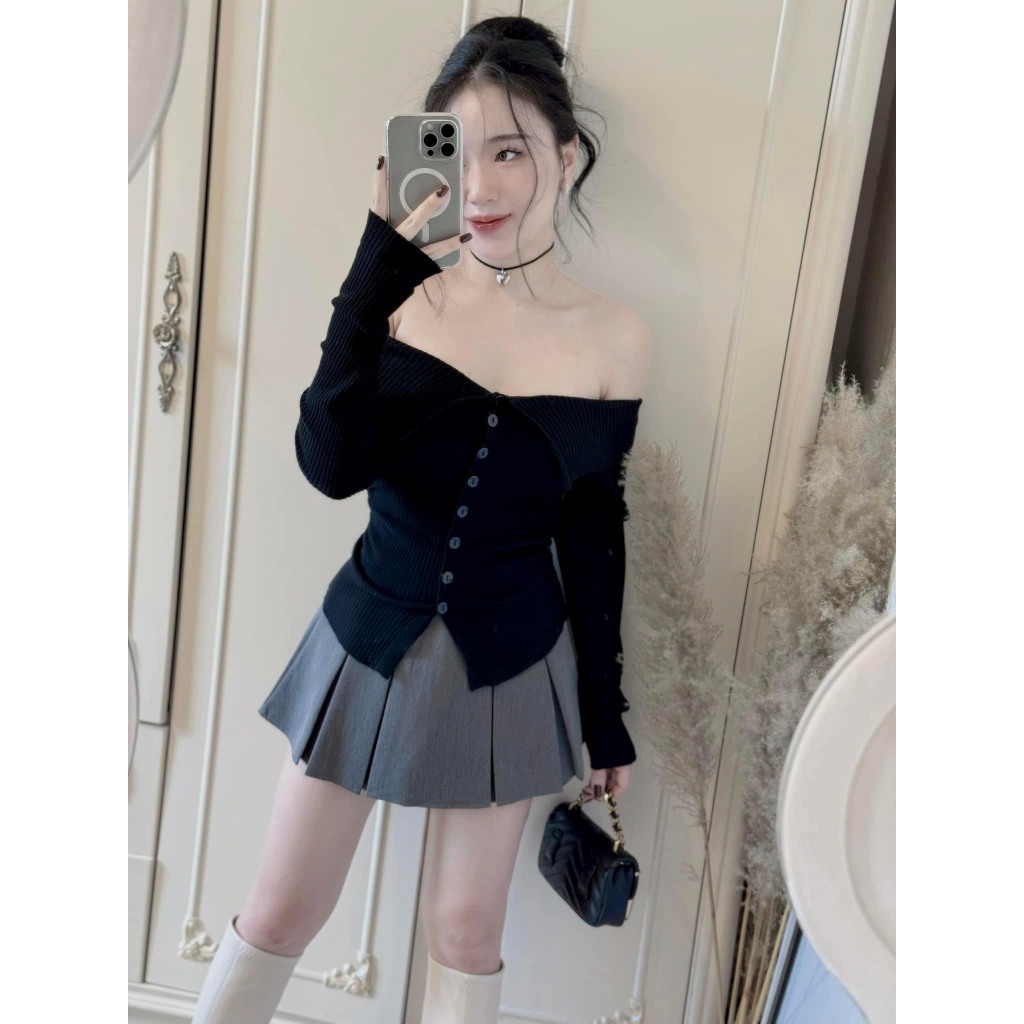 Áo len tăm trễ vai nút giữa dúm sườn ôm body