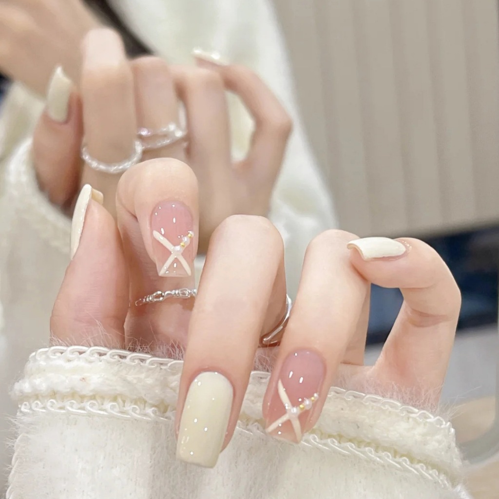 Móng tay giả màu trắng hồng đính ngọc trai đẹp dễ thương, Nailbox cô dâu đẹp sang trọng, Nail xinh, Shyn House Nail