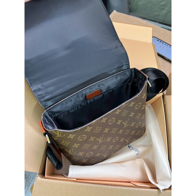 Túi nam đeo chéo Lv hàng super loại 1, da mềm xịn, fullbox, seal