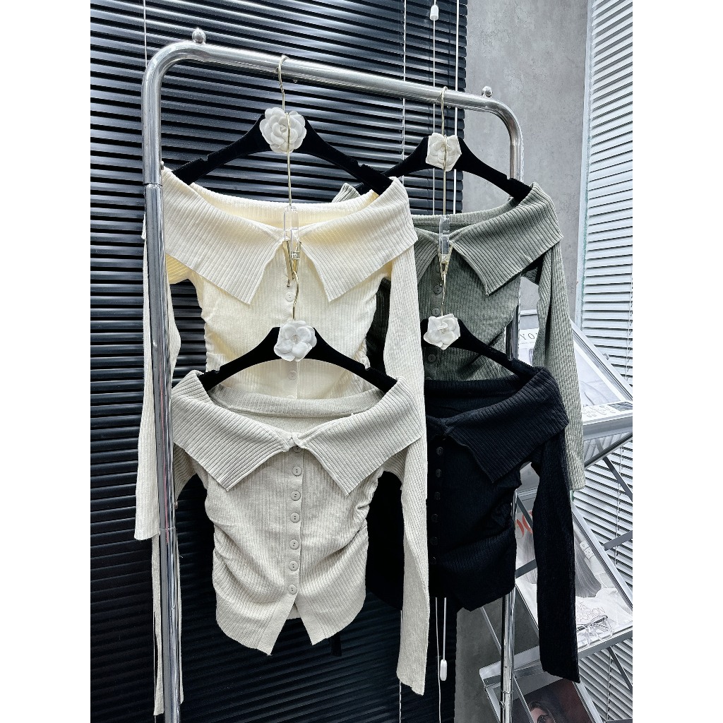 Áo len tăm trễ vai nút giữa dúm sườn ôm body