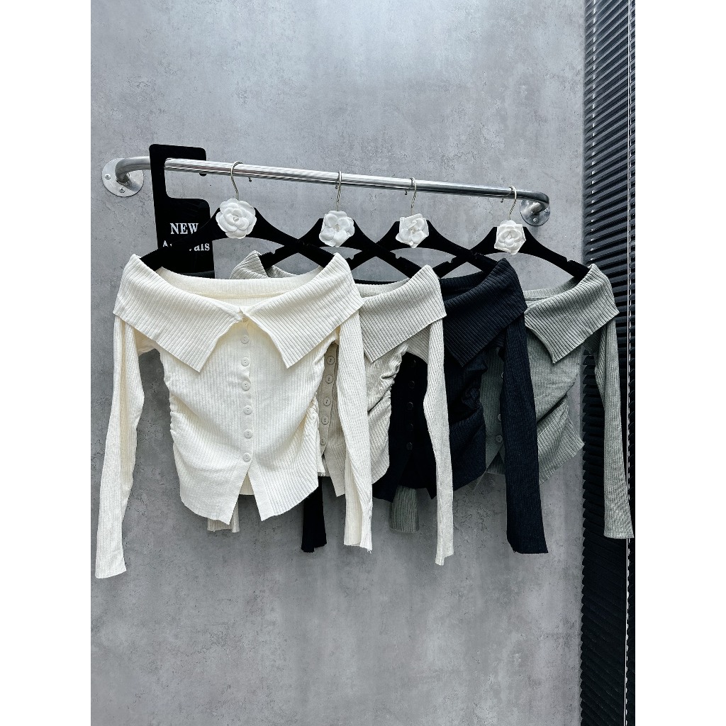 Áo len tăm trễ vai nút giữa dúm sườn ôm body