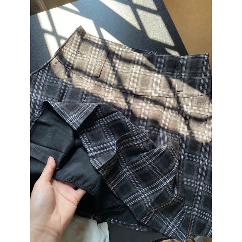 Chân váy kẻ sọc xếp ly dáng ngắn lưng cao mùa thu đông 2023