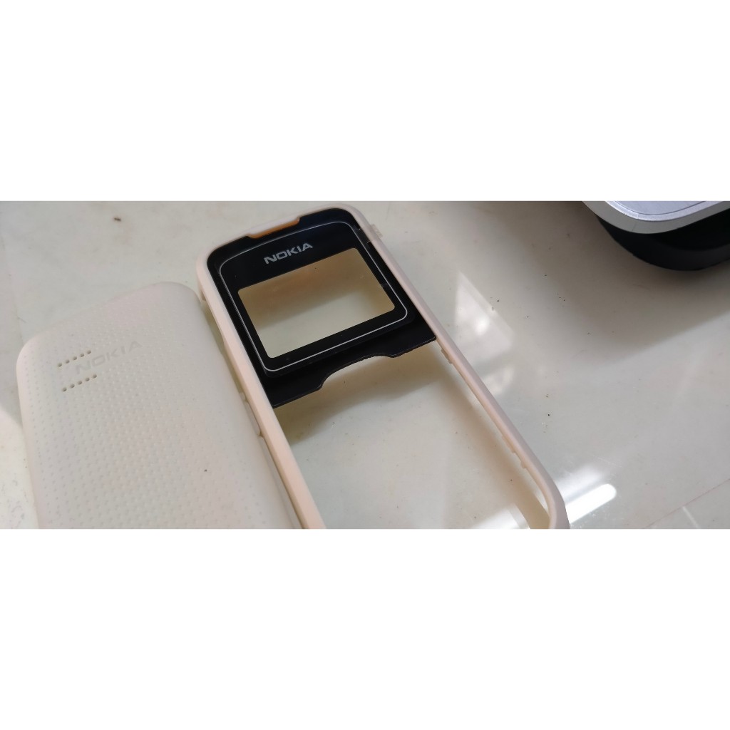 Vỏ Nokia 1202 có phím và không có khung sườn, mặt có màu trắng và màu đen, giá tốt nhất