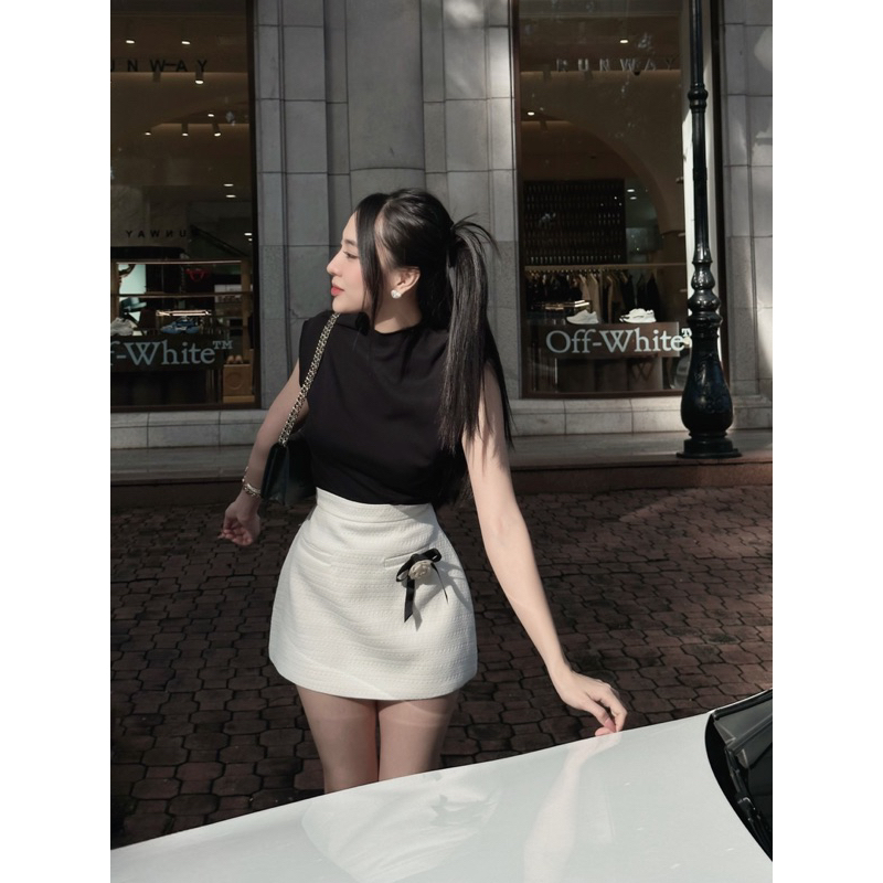 Set áo cài hoa kèm chán váy tweed