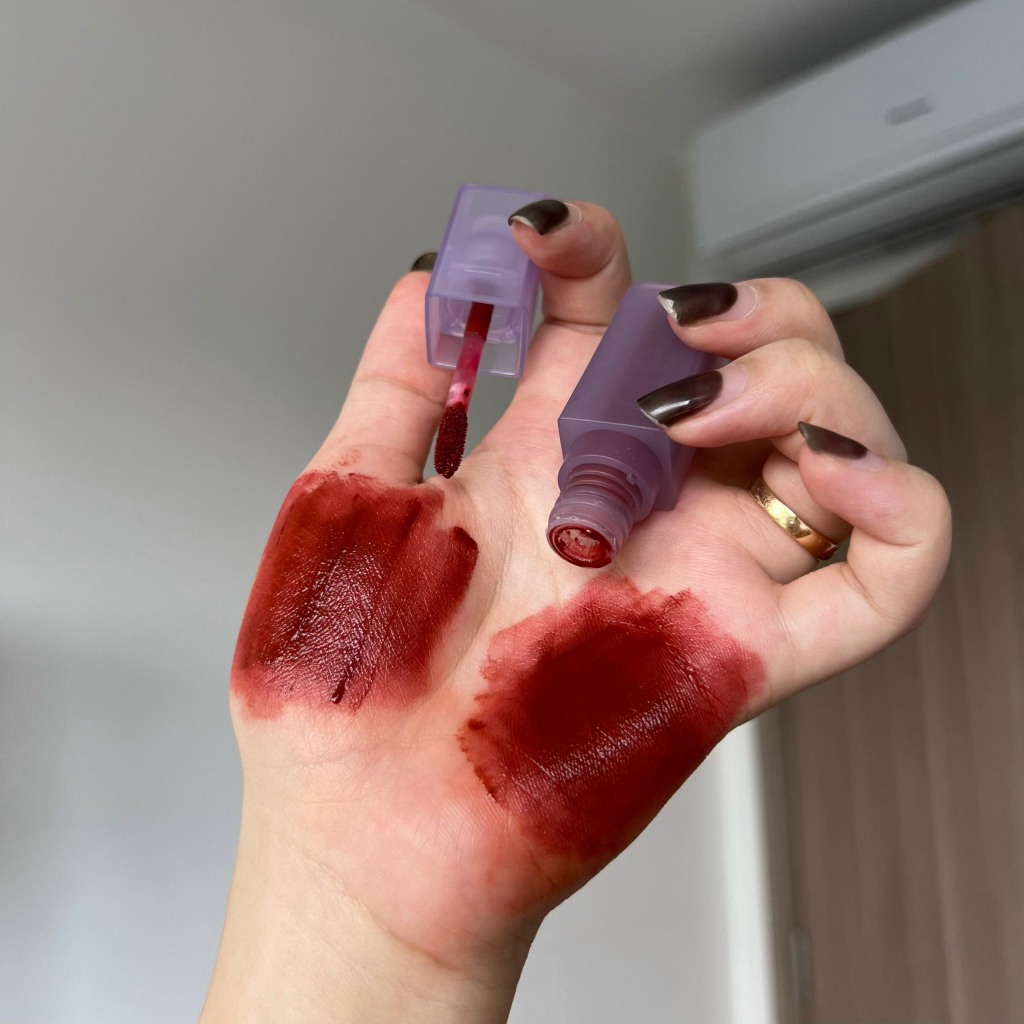 Son Gege Bear vỏ tím mịn như nhung không gây khô môi