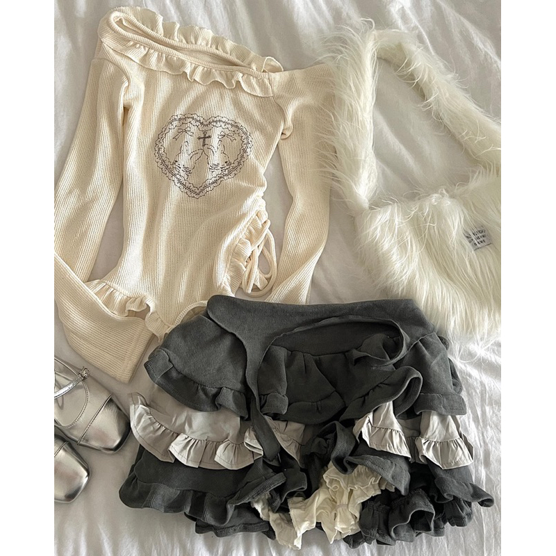 Áo gân dài tay vai lệch - Chân váy bèo tầng lưng chun