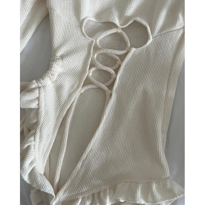 Áo gân dài tay vai lệch - Chân váy bèo tầng lưng chun