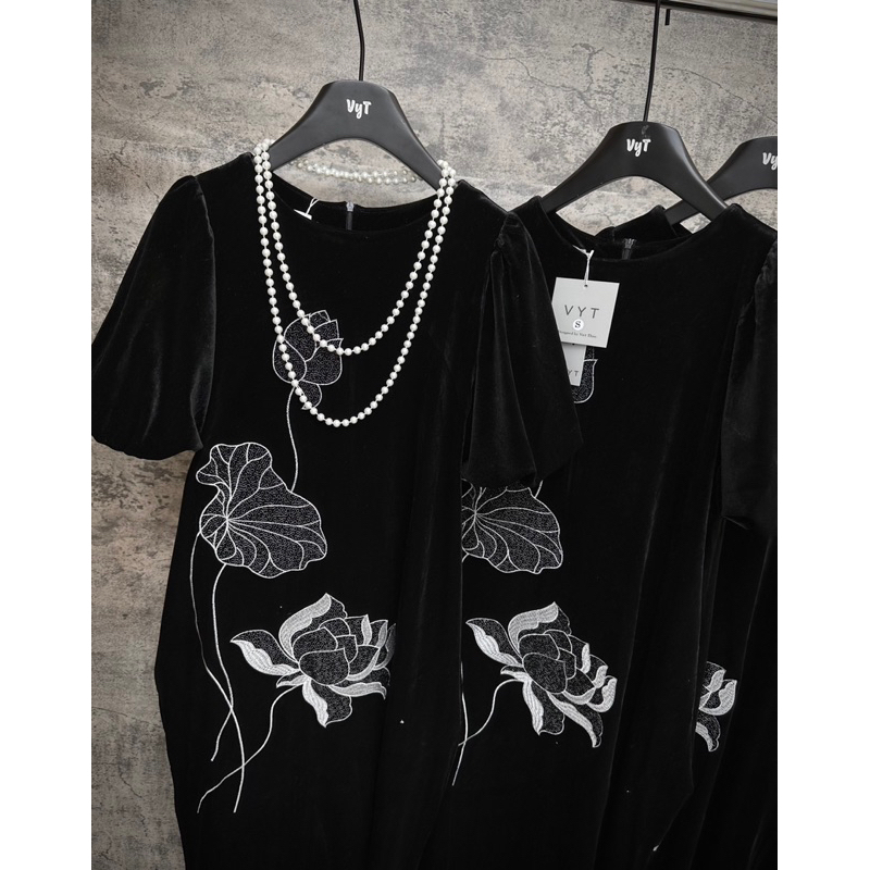 Váy nhung đỏ xoè tay lỡ, váy nhung đen cổ tròn tay bồng thêu hoa sen